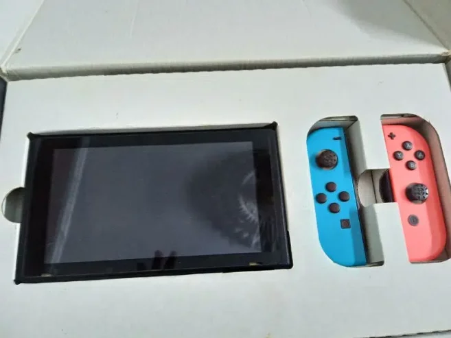 Nintendo switch v1 32 GB with v2 controller