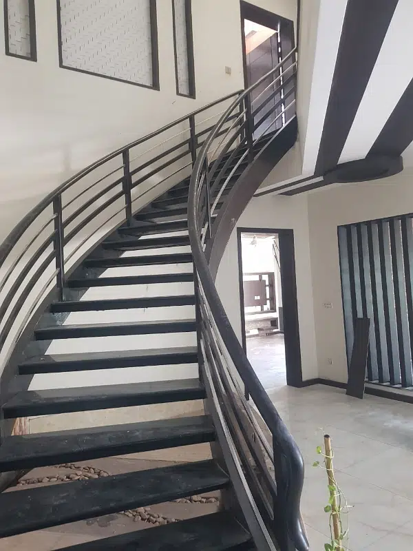 2 kanal corner house for rent for family or office in valencia town 100 feet road with 7 bedrooms