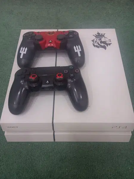 PS4 FAT + 2 Controllers + 2 Games