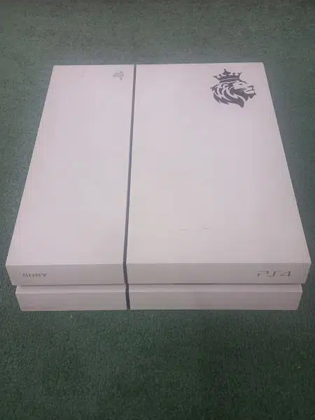 PS4 FAT + 2 Controllers + 2 Games