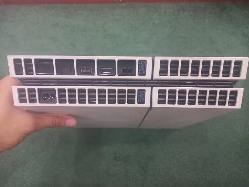 PS4 FAT + 2 Controllers + 2 Games