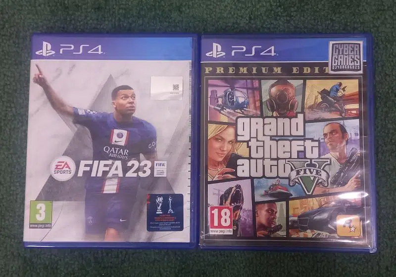 PS4 FAT + 2 Controllers + 2 Games