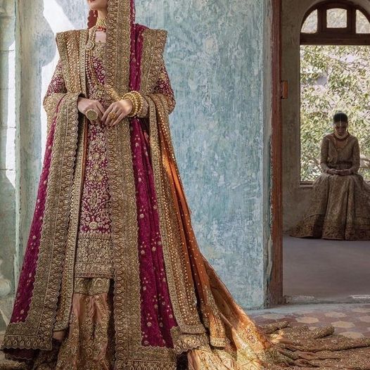 Bridal dress with double dopata