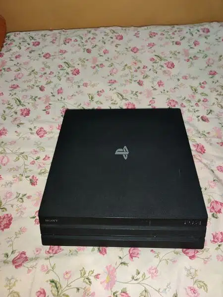 ps 4 pro latest model witn 2 controllers