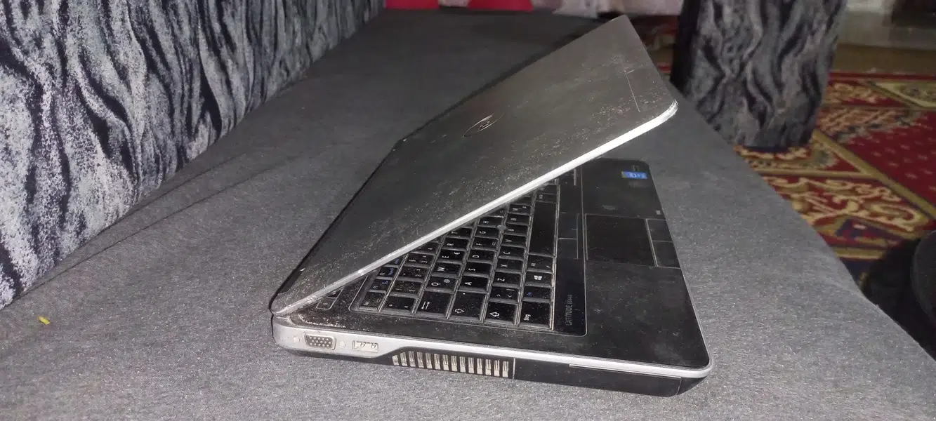 Dell Laptop latitude e6440 (screen broken)