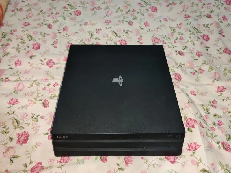 ps 4 pro latest model witn 2 controllers