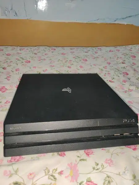 ps 4 pro latest model witn 2 controllers