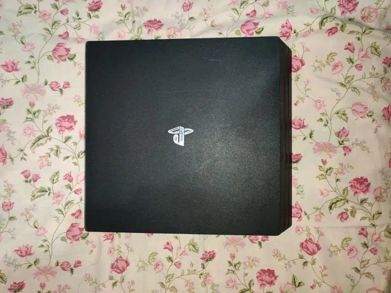 ps 4 pro latest model witn 2 controllers