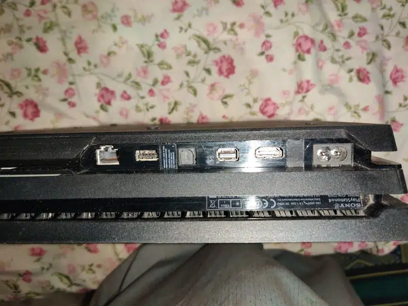 ps 4 pro latest model witn 2 controllers