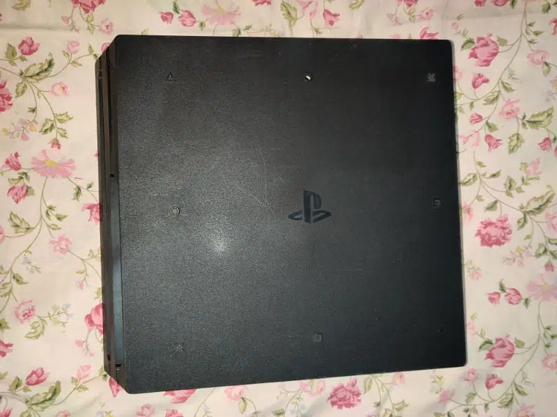 ps 4 pro latest model witn 2 controllers