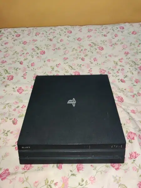 ps 4 pro latest model witn 2 controllers