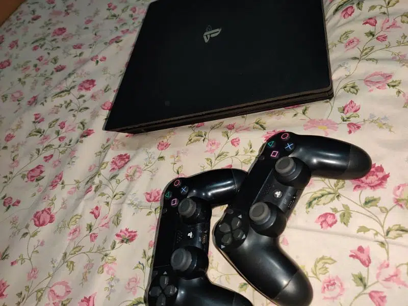 ps 4 pro latest model witn 2 controllers