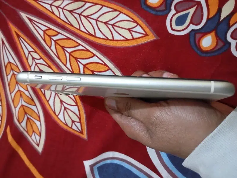 iphone 11 64GB NON PTA condition 10/10 model no A2221