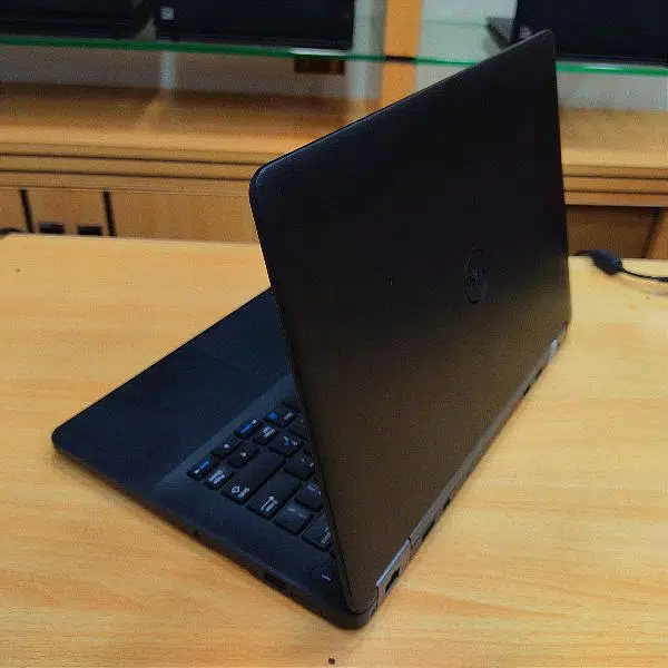 CORE i7 6th GEN – DELL LATITUDE 7270 – 16GB RAM – 512GB M2 CHIP