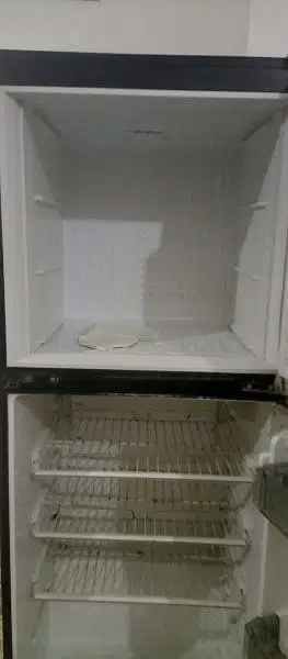 pel refrigerator midum size available in 8/10 condition