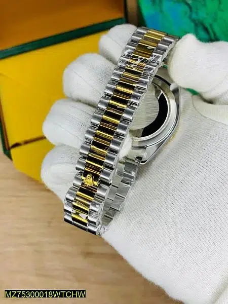 Men’s casual Analogue watch. Contact WhatsApp 03161509536