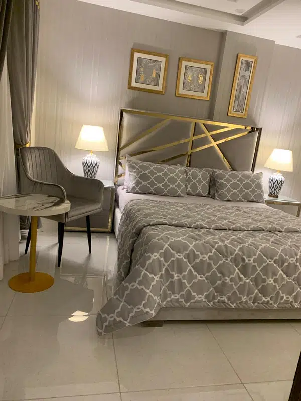 A Beautiful Luxury Apartments For Rent On Daily Bases Bahria Town Lahore(1&2 Bed Room)