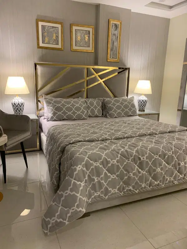 A Beautiful Luxury Apartments For Rent On Daily Bases Bahria Town Lahore(1&2 Bed Room)