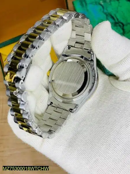 Men’s casual Analogue watch. Contact WhatsApp 03161509536